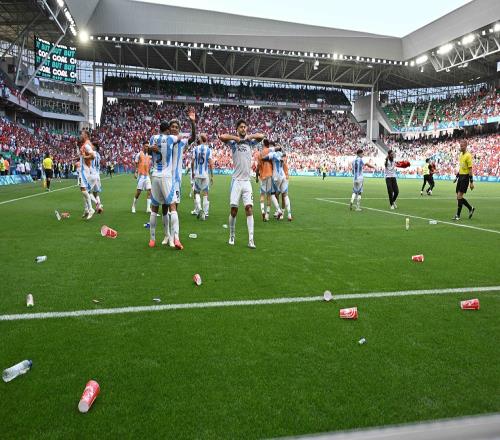 满地水瓶！现场球迷向阿根廷国奥投掷杂物，数人冲入球场比赛中断